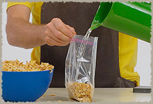 Llenando bolsa de cereal con agua